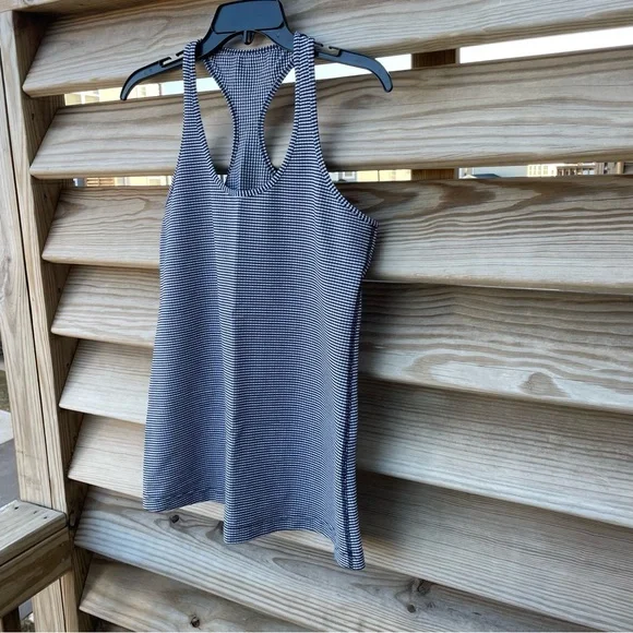 Lululemon navy blue & white gingham racer back tank top EUC Women 12 - Picture 8 of 8